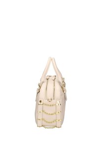 Borsa a mano beige in pelle con doppie cerniere, catene dorate decorative e dettagli in metallo. Presenta una forma strutturata e manici superiori.