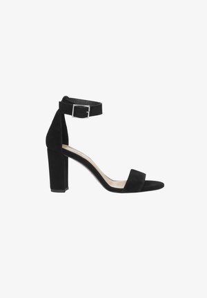 Schwarze Wildleder-Pumps mit einem Knöchelriemen, ausgestattet mit einem Blockabsatz und einem offenen Zehenbereich sowie einem glatten Innenfutter.