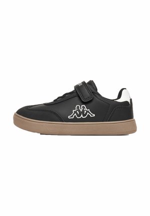 Czarny sneaker z brązową podeszwą, białym logo po boku, paskiem na rzep i białym detalem na pięcie, pokazany z zewnętrznej strony na białym tle.