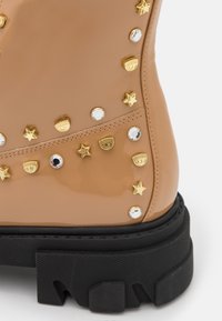 CHIARA FERRAGNI Botines con plataforma - tan