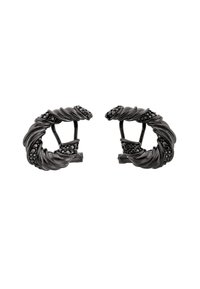 Černé kovové náušnice s proplétaným designem, texturovanými detaily a malými černými akcenty. Elegantní a moderní tvar.