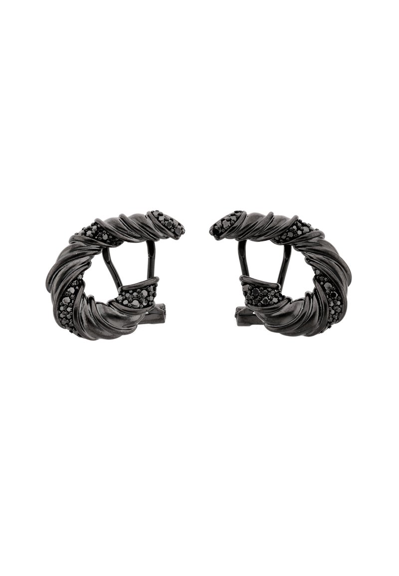 Černé kovové náušnice s proplétaným designem, texturovanými detaily a malými černými akcenty. Elegantní a moderní tvar.