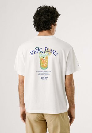 Weißes T-Shirt mit kurzen Ärmeln, das auf der Rückseite eine farbenfrohe Grafik eines Getränks zeigt. Darauf steht in blauer Schrift "Pepe Jeans" sowie weitere Phrasen.