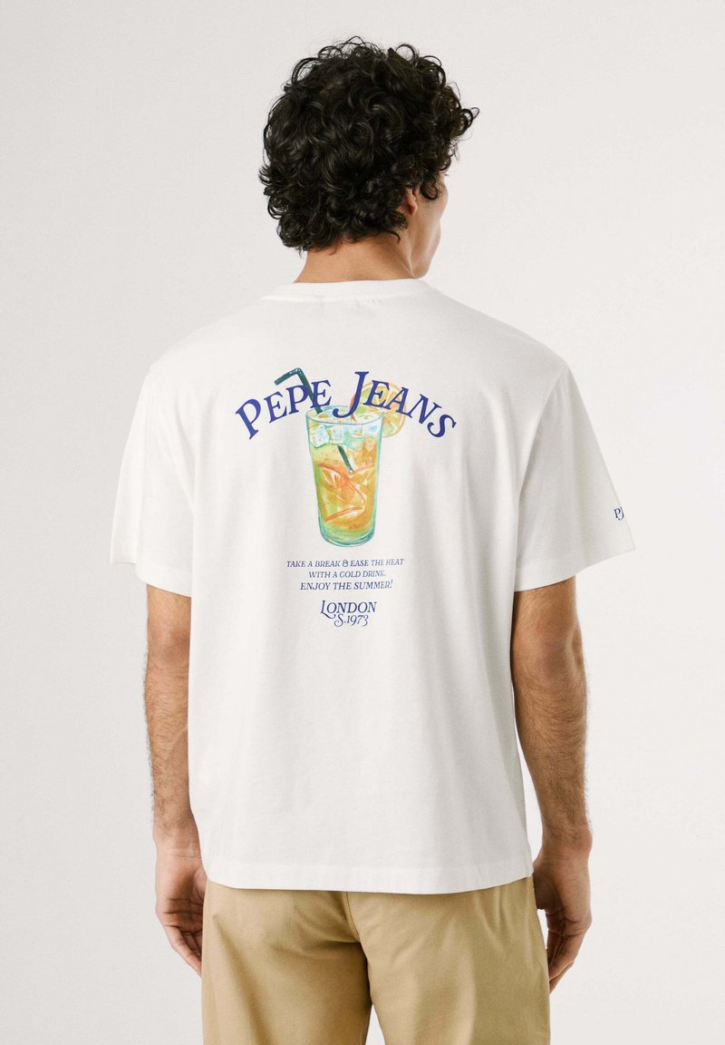 Biele krátke tričko s krátkymi rukávmi, na zadnej strane s farebnou grafikou nápoja, s modrým textom "Pepe Jeans" a ďalšími frázami.