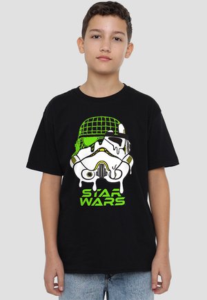 Schwarzes Baumwoll-T-Shirt mit einem Grafikdesign eines stilisierten Sturmtruppenhelms in Grün und Weiß, darunter der Text "STAR WARS" in fettem Grün.