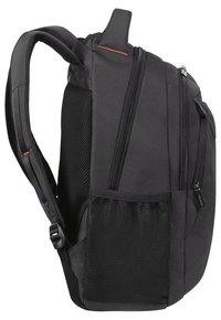 Zaino nero realizzato in tessuto resistente, dotato di spallacci imbottiti, numerosi scomparti con zip e una tasca laterale in rete per bottiglie.
