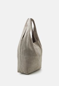 Grå mocka tote-väska med en avslappnad design, dubbel axelremmar och minimala sömdetaljer. Mjuk textur, bred öppning för enkel åtkomst.