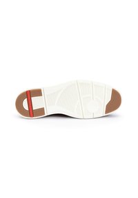 Semelle de sneaker présentant une base en caoutchouc blanc texturé, des accents marron et une rayure rouge près du talon. Les motifs incluent des rainures et des crêtes.