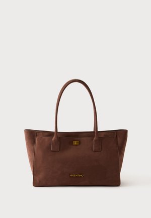 Sac cabas en cuir marron avec deux poignées, logo et fermoir Valentino dorés, sur fond blanc uni.