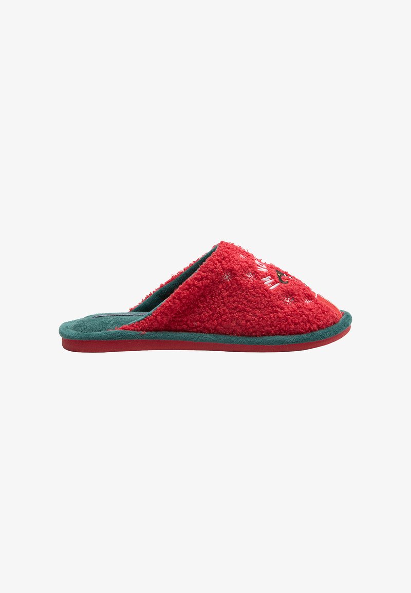 Pantufla roja y esponjosa con suela verde, diseño de talón abierto, parte superior texturizada y detalles bordados en la parte frontal.
