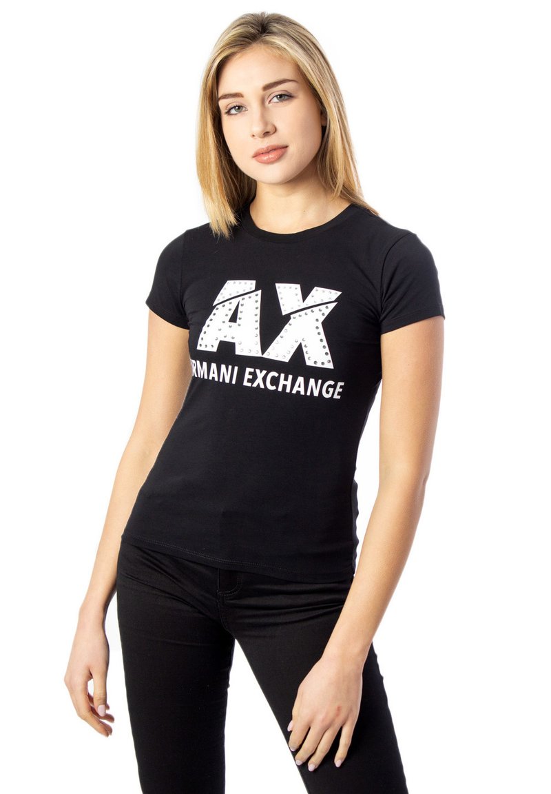 T-shirt nera in cotone a maniche corte, caratterizzata da un grande logo bianco "AX" e "Armani Exchange" stampato sotto in carattere grassetto.