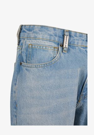 Vaqueros de denim azul claro con costuras naranjas en contraste, bolsillos laterales y traseros, y una etiqueta cosida en la cinturilla. Diseño clásico.