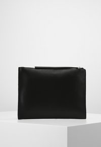 Černé kožené pouzdro s hladkou texturou, obdélníkového tvaru a horním zipem. Minimalistický design, bez vzorů a viditelné kovové výbavy.