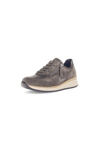 Baskets en suede marron avec des détails texturés, devant à lacets, accent zippé et semelle beige contrastante. Le design présente une pointe arrondie.