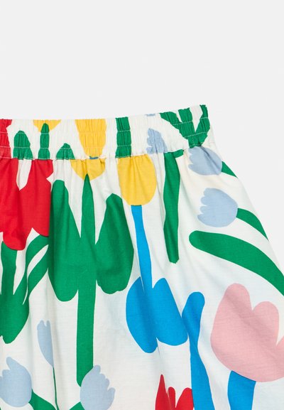 Λευκή φούστα με ελαστική μέση, με πολύχρωμο λουλουδένιο σχέδιο που περιλαμβάνει κόκκινα, κίτρινα, μπλε, ροζ και πράσινα αφηρημένα λουλούδια και φύλλα.