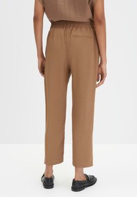 someday. MID RISE COMFORT WAISTBAND - Pantaloni - brown sugar