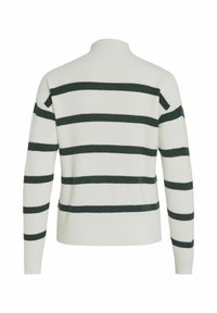 Pull blanc côtelé avec des rayures horizontales vert foncé sur le dos et les manches, doté d'un col montant et de manches longues.