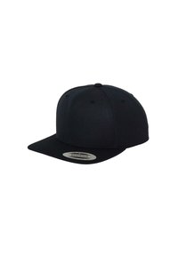 Fekete snapback sapka lapos karimával, strukturált dizájnnal és texturált anyagból. Szellőzőlyukakkal és logópacával a frontján.