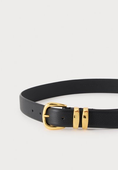 Ceinture en cuir noir avec une boucle en or brillante et deux passants dorés assortis sur un fond uni.