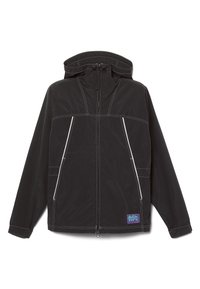 Chaqueta cortaviento negra con capucha, costuras blancas, bolsillos con cremallera en la parte frontal y un parche de logo colorido en la parte inferior izquierda.