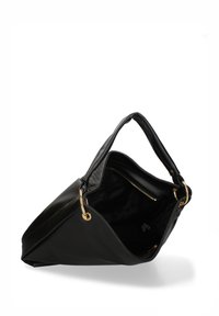 Sac à main en cuir noir avec une forme anguleuse, matériel doré et un détail tissé texturé sur l'ouverture. L'intérieur comprend une poche zippée.