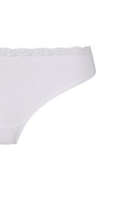 Witte katoenen string met een delicate kantafwerking bij de taille, met een gladde textuur en naadloze zijkanten voor comfort en minimale zichtbaarheid.