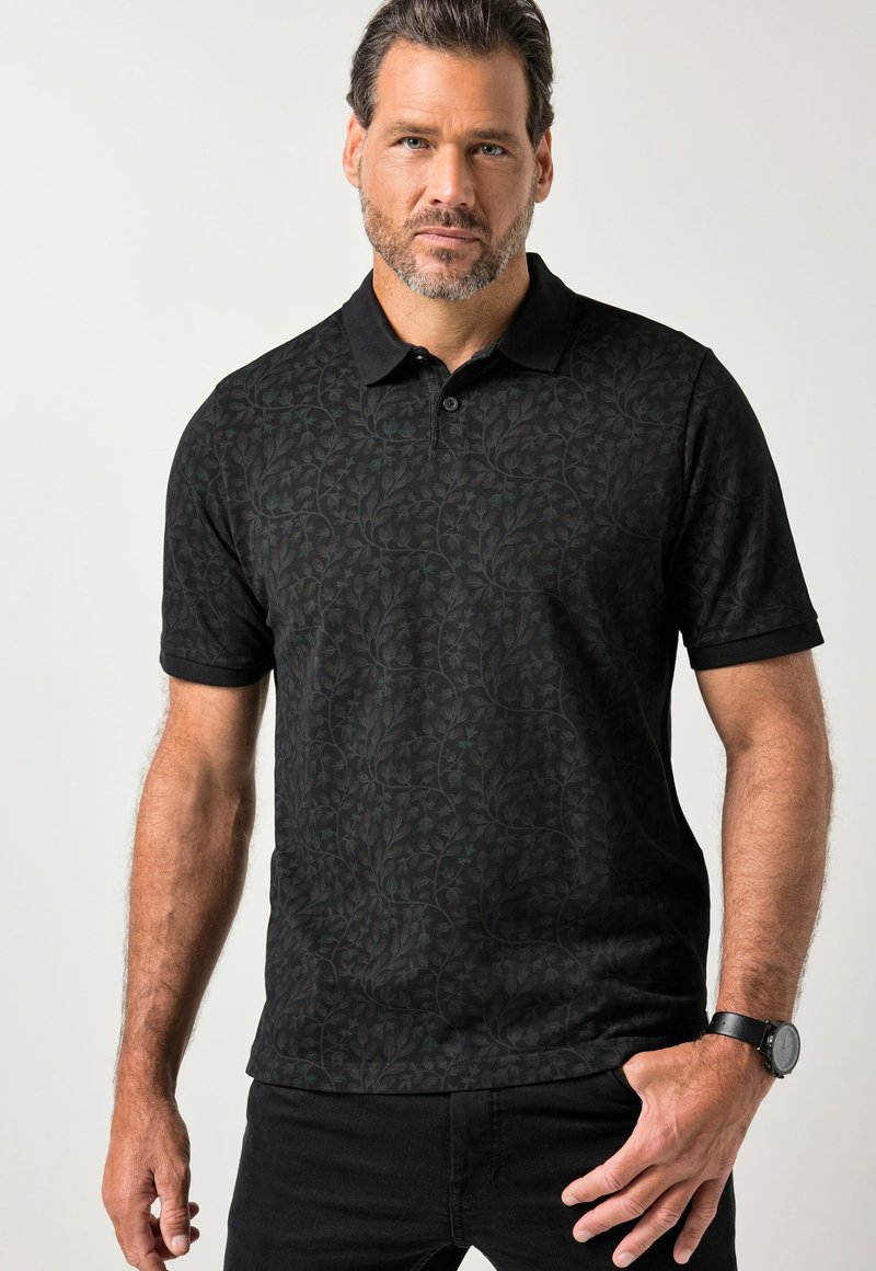 Schwarzes Poloshirt mit einem strukturierten Blumenmuster und einem einfarbigen schwarzen Kragen. Kurzärmlig und in schlanker Passform gestaltet.
