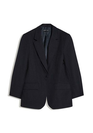 Czarna marynarka w prążki z pojedynczym guzikiem, klapami z wycięciem i kieszeniami z klapkami, ułożona płasko na białym tle.