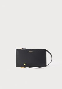 Μαύρο δερμάτινο wristlet τσάντα με χρυστό φερμουάρ και το όνομα της μάρκας "Coccinelle" ανάγλυφο σε χρυσό στο μπροστινό μέρος, σε λευκό φόντο.