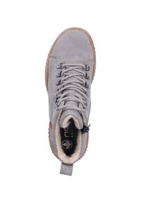 Graue Wildleder-Stiefelette mit einem Fleece-Futter, Schnürung vorne mit silbernen Beschlägen und einer strukturierten braunen Gummisohle. Das Logo ist innen sichtbar.