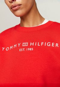 Tommy Hilfiger LOGO - Sudadera - fierce red
