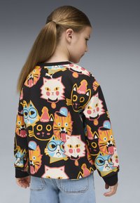 Sudadera negra con caras de gatos de dibujos animados coloridos en diversas expresiones y accesorios. Mangas largas con puños acanalados, corte casual.