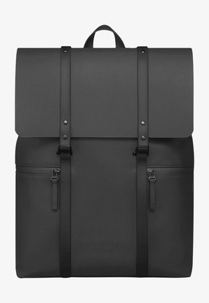 Sac à dos noir mat en matériau durable, avec un design à rabat, deux zips à l'avant et des bretelles réglables avec des éléments en métal argenté.