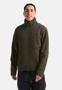 Olivgrüne Fleecejacke mit Reißverschluss und hohem Kragen, strukturiertem Stoff und seitlichen Reißverschlusstaschen. Mit kleinem Logo auf der Brust.