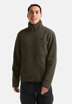 Olijfgroene fleecejack met ritssluiting en hoge kraag, ribbelstructuur en zijzakken met rits. Heeft een klein logo op de borst.