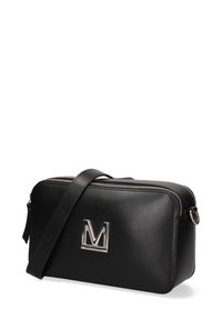 Borsa a tracolla in pelle nera di forma rettangolare, con cerniera argentata, tracolla regolabile e un logo metallico di grande dimensione sul fronte.