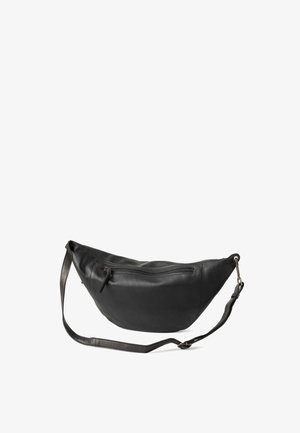 Zwarte leren handtas met een gebogen, langwerpige vorm. Voorzien van een ritssluiting en een platte schouderband. Gladde textuur met een minimalistisch ontwerp.