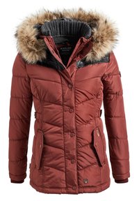 Manteau d'hiver matelassé couleur rouille avec bordure en fausse fourrure sur la capuche, col côtelé, fermetures à boutons et à glissière, poches avant et accents noirs aux épaules.