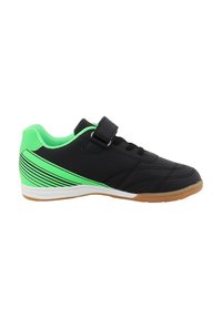 Schwarzer Sportschuh mit grünen Akzenten und Streifen, ausgestattet mit einer flachen Gummisohle, schnürbarem Vorderteil und verstellbarem Klettverschluss.