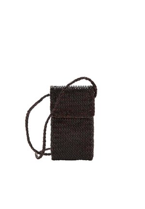 Petit sac bandoulière marron foncé tressé avec fermeture à rabat et sangle tressée sur fond blanc.