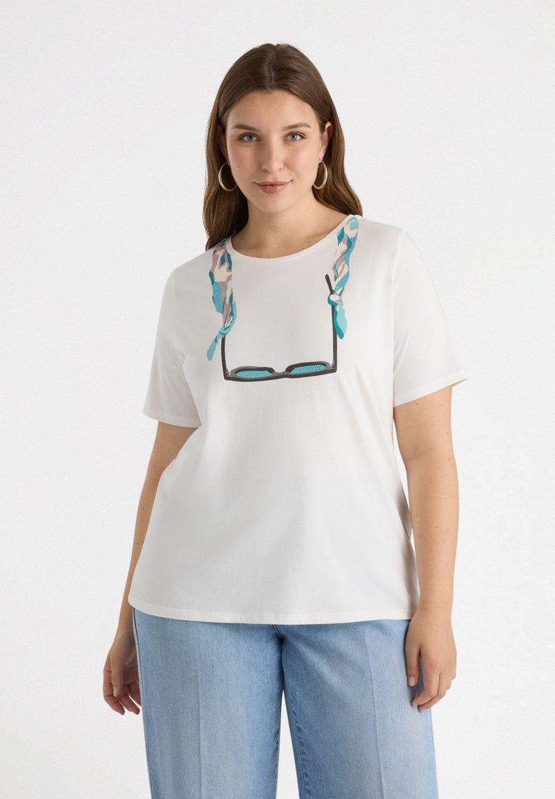 Hvid t-shirt med grafik af solbriller med teal- og pink-accenter omkring halsudskæringen. Korte ærmer og afslappet pasform.