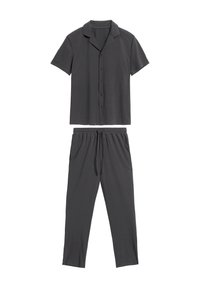 Ciemnoszary dwuczęściowy zestaw dresowy składający się z koszuli z krótkim rękawem zapinanej na guziki z kołnierzykiem oraz spodni ze sznurkiem w pasie. Miękka, lekka tkanina.