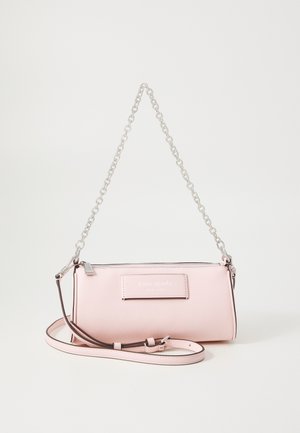 Bolso rectangular de cuero rosa claro con correa de cadena plateada y correa ajustable de cuero para el hombro, con un parche con el logo "kate spade new york".