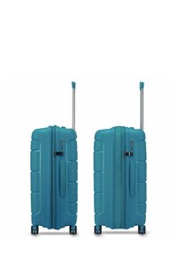 Valigia rigida di colore teal con superficie texturizzata, doppio zip, lucchetto numerico e manico telescopico. Quattro ruote per la mobilità.