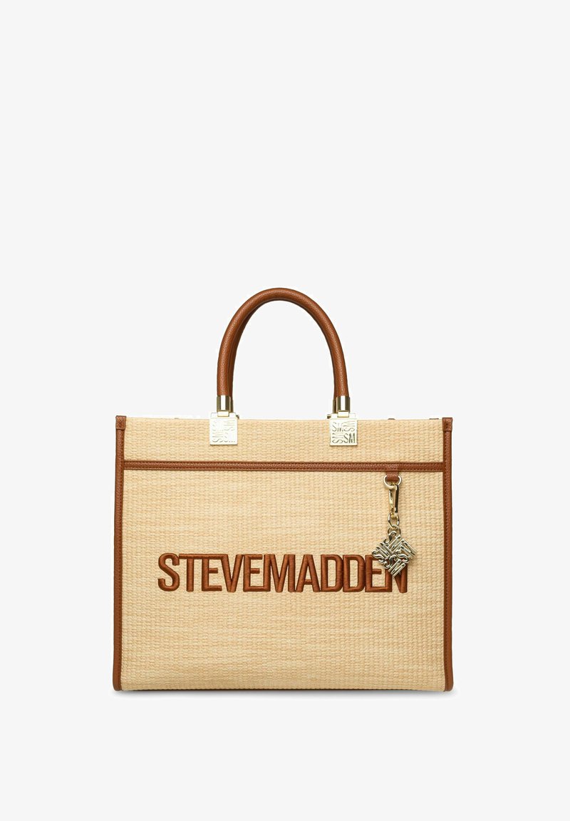 Borsa tote beige intrecciata con manici in pelle marrone, rifiniture, logo "STEVEMADDEN" sul davanti e un ciondolo argentato con marchio attaccato al manico.