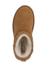 Bota de tobillo de ante marrón con forro de terciopelo beige, punta redondeada y suela de goma texturizada. Presenta una pestaña para facilitar su uso.