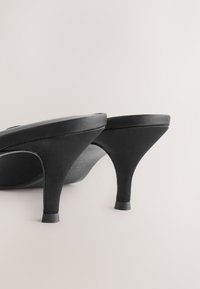 Next REGULAR FIT - FOREVER COMFORT CHISEL CLOSED TOE - Papuci înalți - black