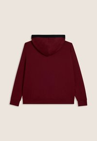 Sudadera burdeos con un borde de capucha de canalé negro, que presenta una textura suave, mangas largas y un corte relajado. Sin marcas visibles ni bolsillos.