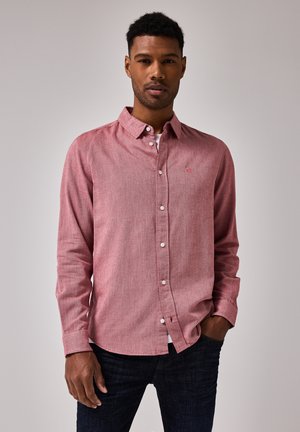 Camisa de manga larga a cuadros rojos y blancos con cuello abotonado y botones blancos, de tela texturizada, que presenta un pequeño logo en el pecho.