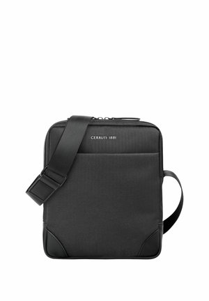 Zwarte rechthoekige schoudertas met verstelbare riem, voorvak met insteek, en "Cerruti 1881" logo op het voorpaneel.